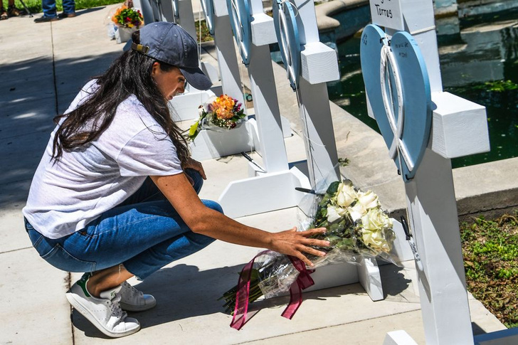 Внезапный выход: Меган Маркл возложила цветы на мемориал в Техасе