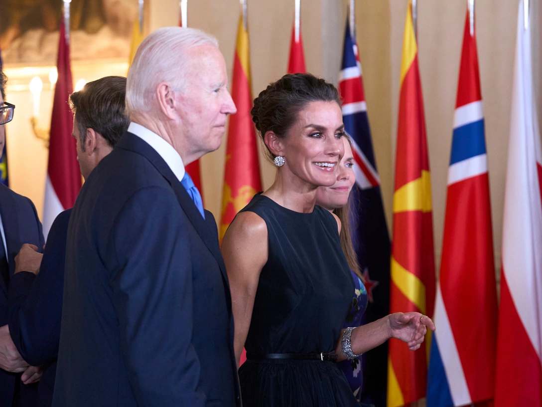 Джо Байден и королева Летиция на гала-ужине для участников саммита НАТО в Королевском дворце в Мадриде, 28 июня 2022 | marieclaire.ru