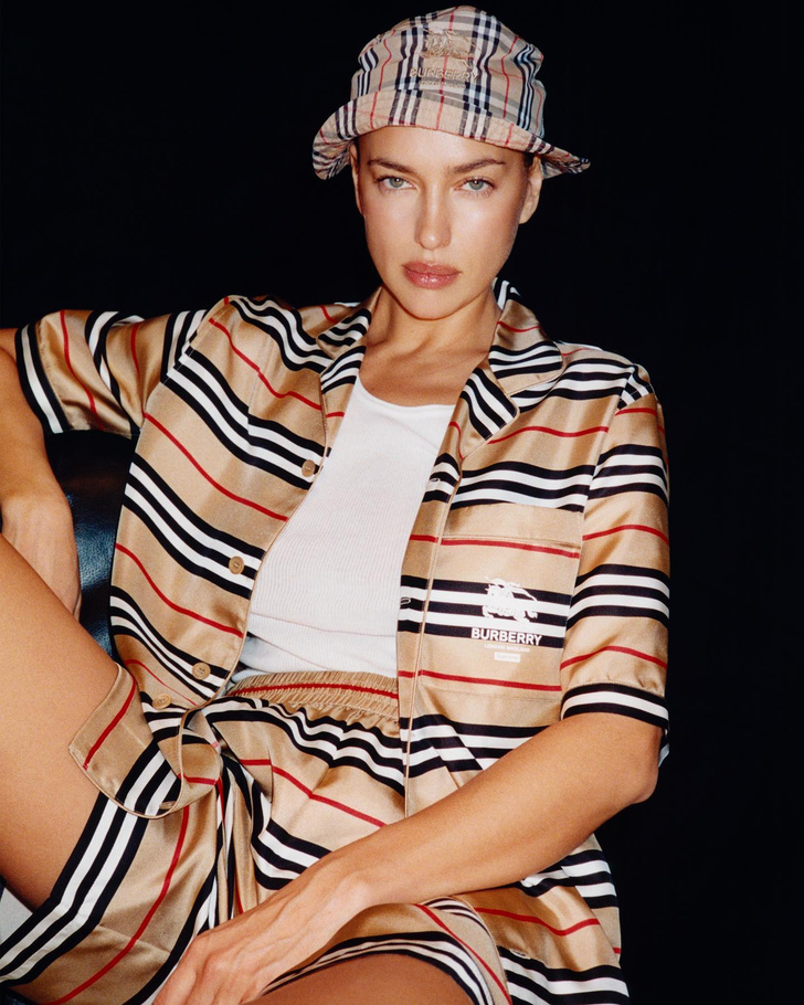 Ирина Шейк представила коллаборацию Burberry x Supreme