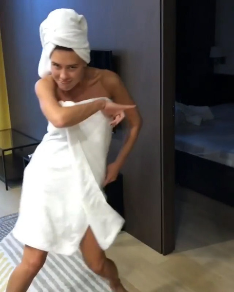 В полотенце 18. Пейтон в полотенце в ванной. Девушка в полотенце. Девушка с полотенцем на голове. Фотосессия в полотенце.