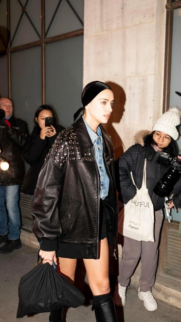 Модный прием: Ирина Шейк преобразила образ черным платком — попробуйте повторить ее выход | marieclaire.ru