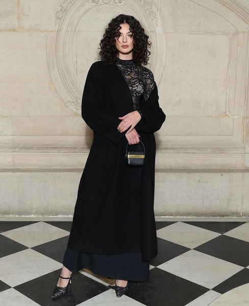 Тренд на естественность: Дева Кассель показала модную кудрявую укладку на Неделе моды в Париже