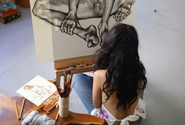 Молодая жена Александра Цекало рисует обнаженных мужчин