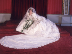 Как принцесса Диана ввела опасную для жизни традицию на всех королевских свадьбах