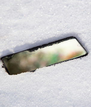 Смартфон упал в снег: в чем опасность и как спасать девайс