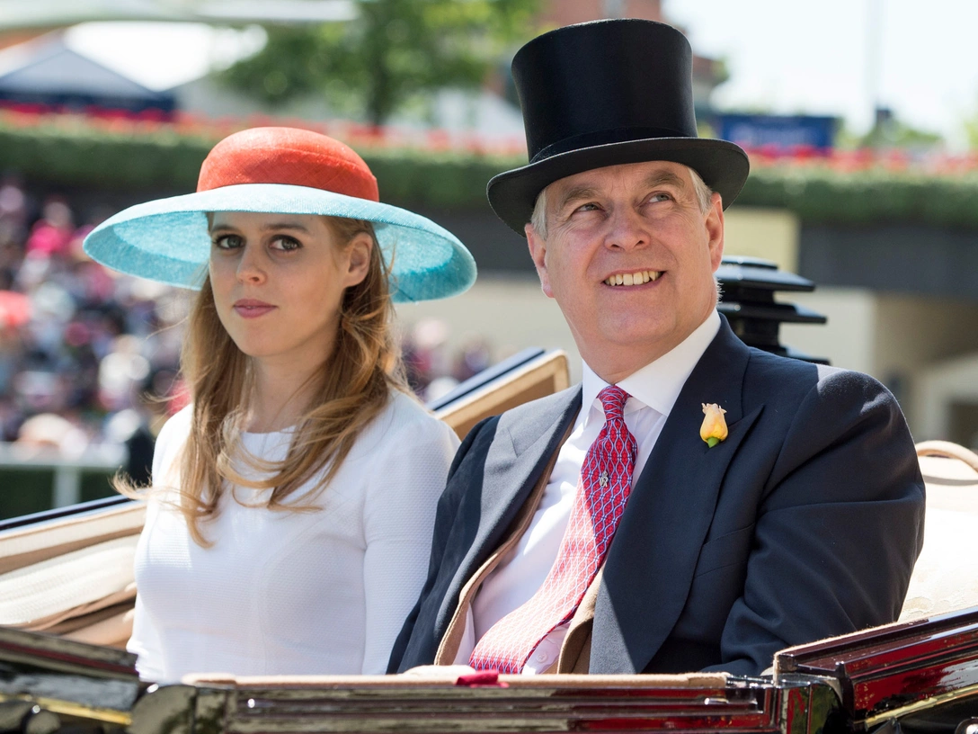 Принцесса Беатрис и принц Эндрю на скачках в Аскоте, 18 июня 2015 | marieclaire.ru