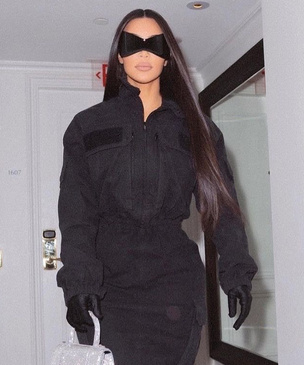 Закрытое платье и самая желанная сумка сезона: Ким Кардашьян продолжает эксперименты со стилем