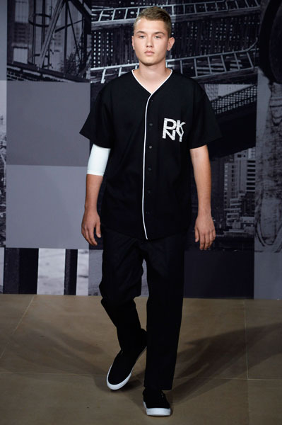 Рафферти Лоу на показе DKNY, июнь 2014 года