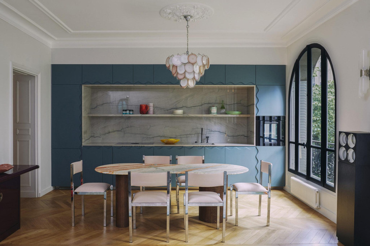 Неоклассика и психоделика: квартира в Париже по дизайну студии Uchronia