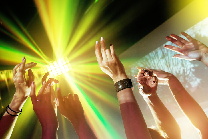 Как музыканты «гипнотизируют» зрителей, чтобы те танцевали до упада? Рассказывает нейробиолог