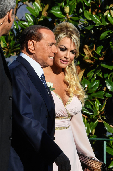 От стриптизерш-«монашек» до свадьбы с подчиненной: любвеобильность Берлускони потопила его карьеру, но продлила жизнь