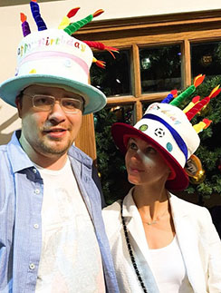 Гарик Харламов и Кристина Асмус поздравили дочку, надев забавные шляпки