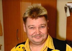 Евгений Петросян и Лайма Вайкуле помогают Николаю Бандурину, у которого сгорел дом