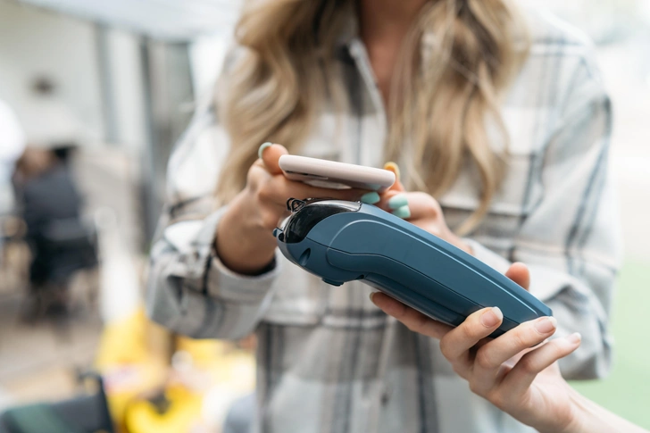 как расплачиваться телефоном после введения санкций | Источник: Dulin/Shutterstock