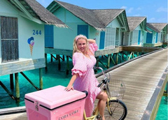 Анна Семенович провела экскурсию по мальдивской вилле, Айза строит дом на Бали. Соцсети звезд