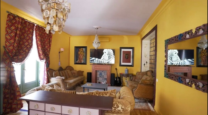 Обои с фламинго, итальянская мебель и волшебный носорог: румтур по квартире Сергея Дружко