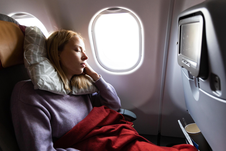 Как выспаться в самолете? 4 совета и лайфхак от стюардессы, о котором вы никогда не слышали