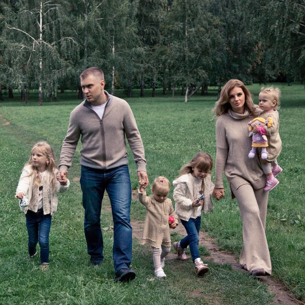 Александр и Алена Зюриковы с дочерьми Дашей, Лизой, Кристиной и Варей