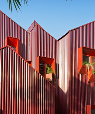 Яркий пансион на острове Ява по проекту Ismail Solehudin Architecture