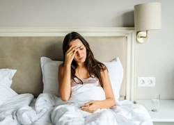 4 неочевидные причины, почему вы просыпаетесь с утра с головной болью