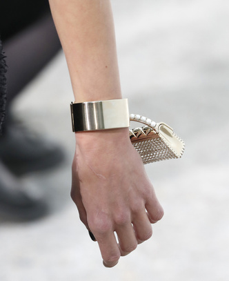 Очень много подвесок, парные браслеты и другие ювелирные тенденции на показе Chanel SS21