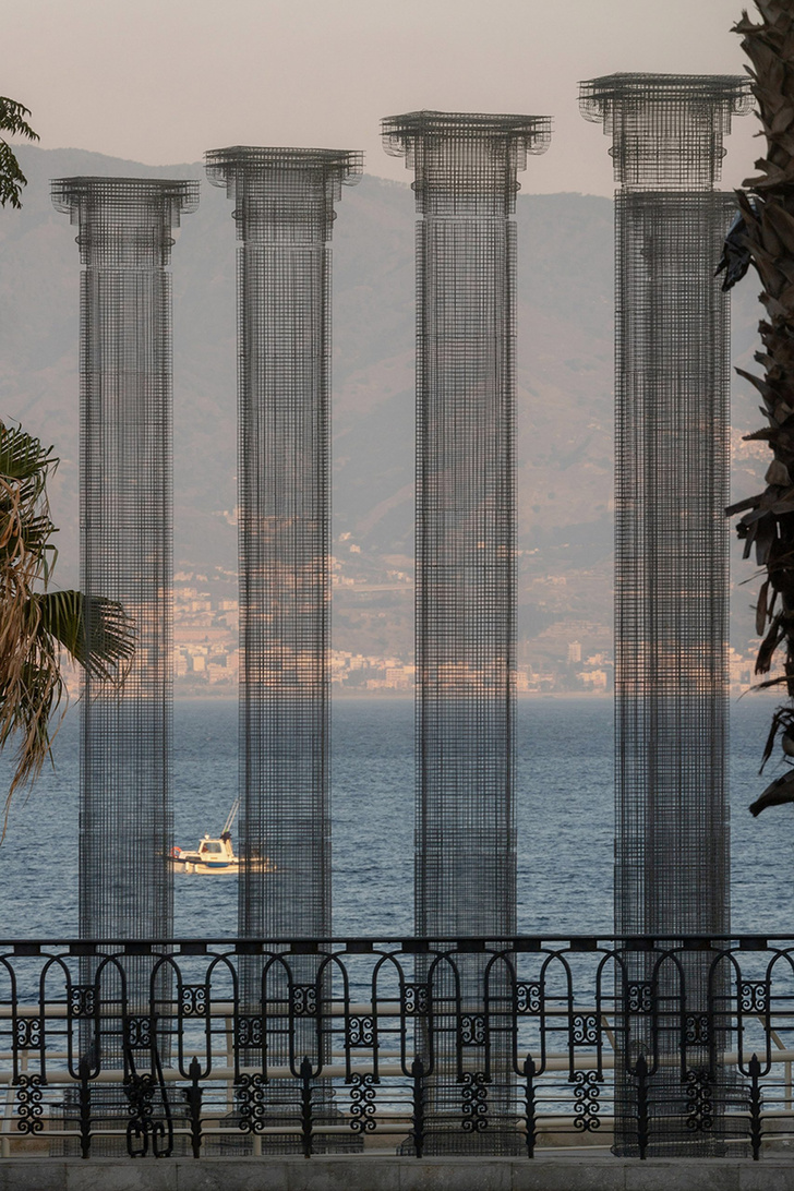 Призрачные колонны в инсталляции Эдоардо Тресольди
