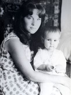 Лера Кудрявцева в детстве с мамой