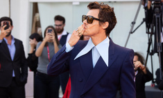 Гарри Стайлс показал самую модную рубашку осени 2022 на Венецианском кинофестивале