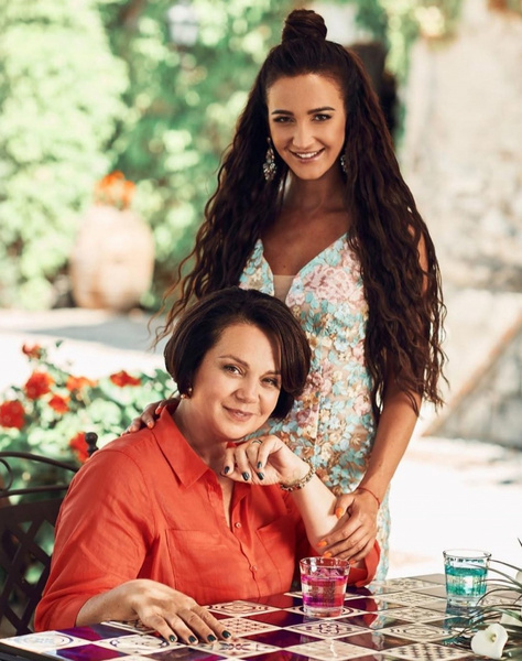 «Я бы с удовольствием сейчас влюбилась так, как это умеет Оля»: Ирина Бузова о чувствах и непростом характере дочери