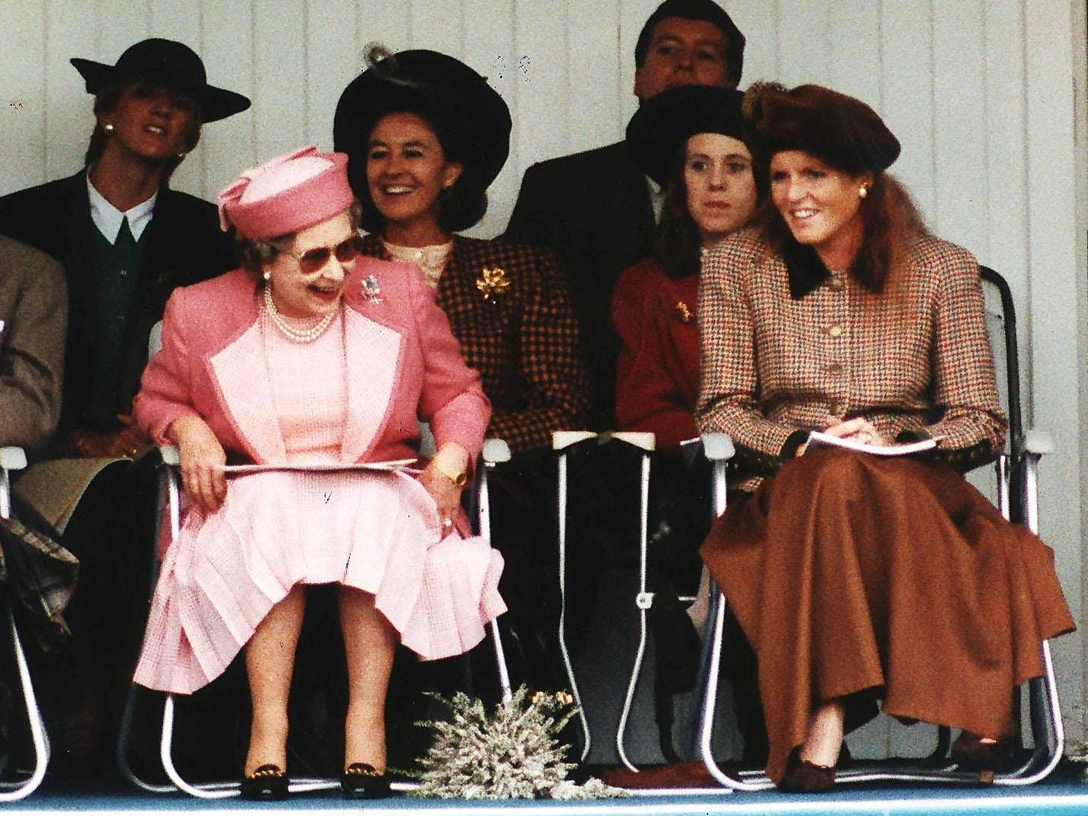 Королева Елизавета с Сарой Фергюсон на Играх Бремар в Шотландии | marieclaire.ru