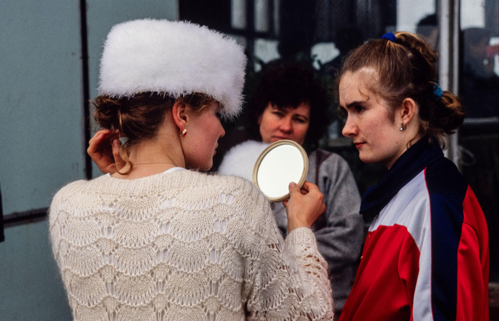 Почему советские женщины носили уродливые меховые шапки даже в помещении