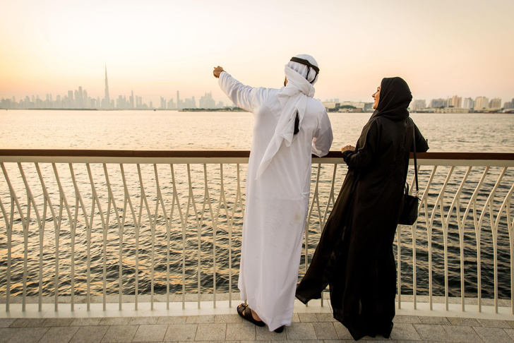 Тайна раскрыта: почему арабские мужчины носят только белые платья, а женщины — только черные?