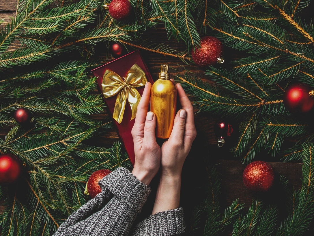 15 лучших ароматов для зимних каникул — с запахом костра, мандаринов и морозного утра | marieclaire.ru