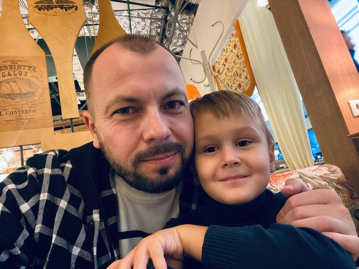 «На маму смотрит»: Сумишевский показал трогательные фото сына, которого растит один после смерти жены