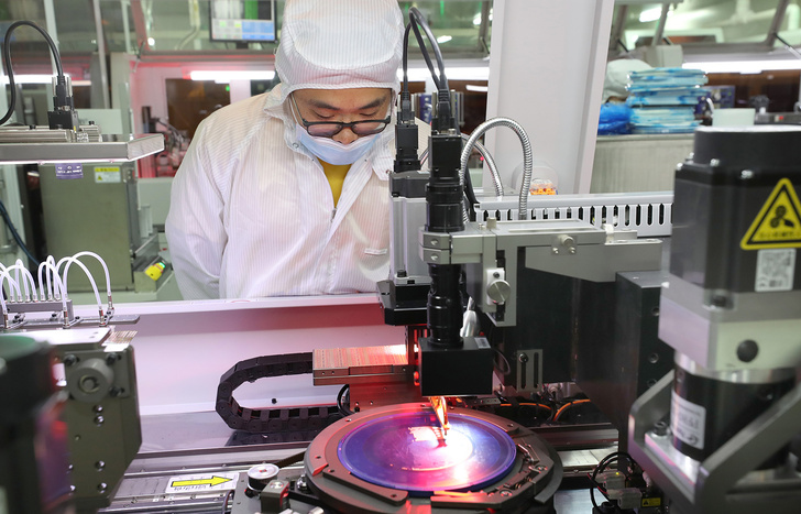 Производство полупроводников в цехе Jiejie Semiconductor, 17 марта 2021 года в Наньтуне, провинция Цзянсу, Китай.
