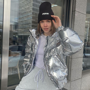 Как носить трендовый серый и серебряный цвет в повседневных луках: показывает Маша Тимошенко
