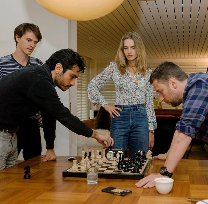 Джинсы + блузка: Наталья Водянова на шахматном турнире в небанальном образе