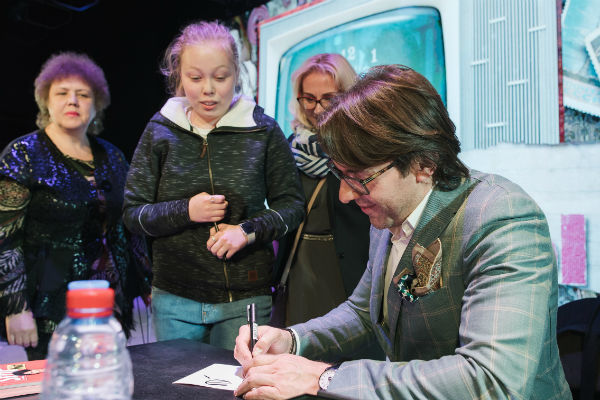 После спектакля Андрей Малахов раздавал автографы