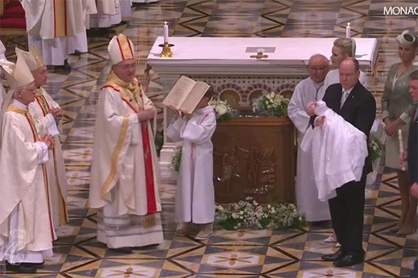 Крестил малышей главный архиепископ Монако
