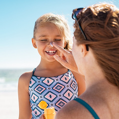 Без истерик: многодетная мама показала, как легко нанести солнцезащитный крем на кожу ребенка