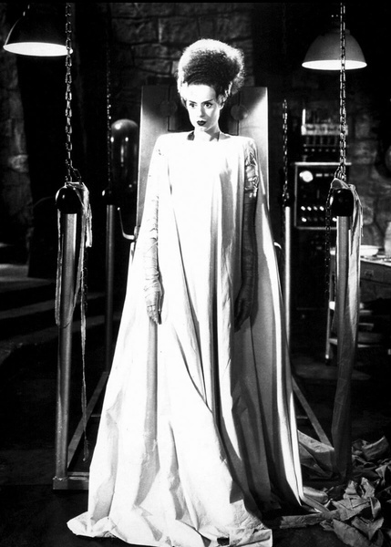 Лучший звездный костюм на Хэллоуин 2022 — Кайли Дженнер в образе невесты Франкенштейна