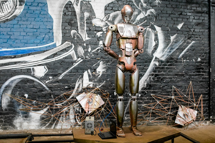 Электрочерепаха, робот-ангел, робот-рыбак и сцена-карусель: самые необычные экспонаты на фестивале Geek Picnic