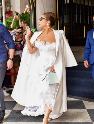 Фото №1 - Как невеста: Леди Гага в белоснежном платье на ступенях легендарной свадебной локации — отеля The Plaza в Нью-Йорке