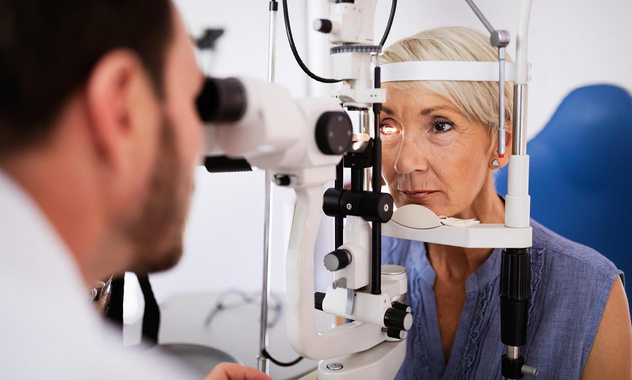 Даже если вы не носите очки: офтальмолог объяснил, зачем проверять зрение после 40 лет