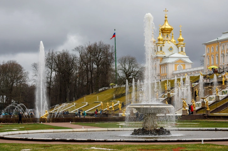 Весне — дорогу! В Петергофе открыли фонтанный сезон