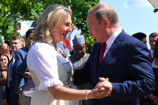 Владимир Путин и министр иностранных дел Австрии Карин Кнайсль