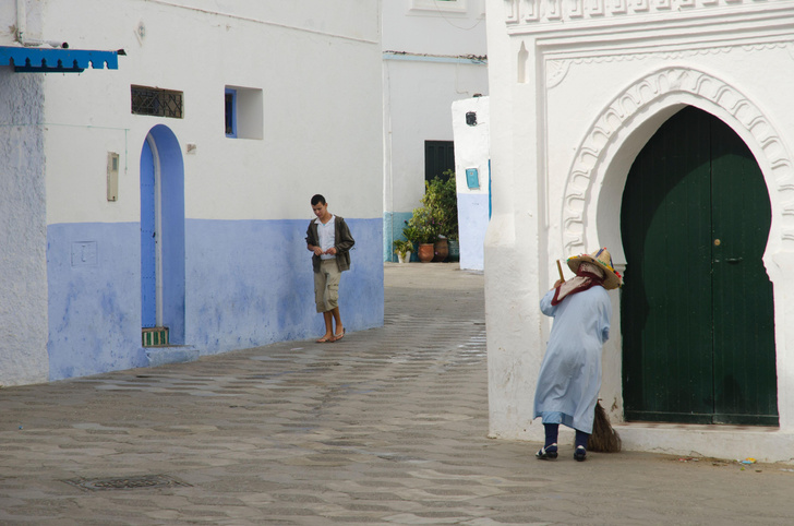 Падают на колени и выпрашивают 20 евро: как российских туристов обманывают на узких улочках Марокко