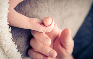 «Моего ребенка спасли»: британка родила малыша на 20-й неделе беременности