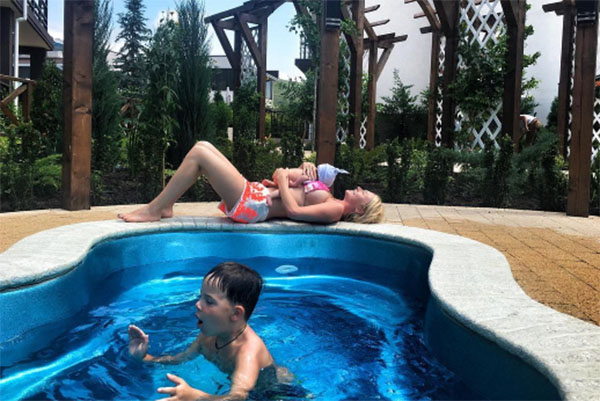 Дарья в Крыму наслаждалась отдыхом у бассейна, успевая нянчить младшего сына Давида и присматривать за старшим Артемом
