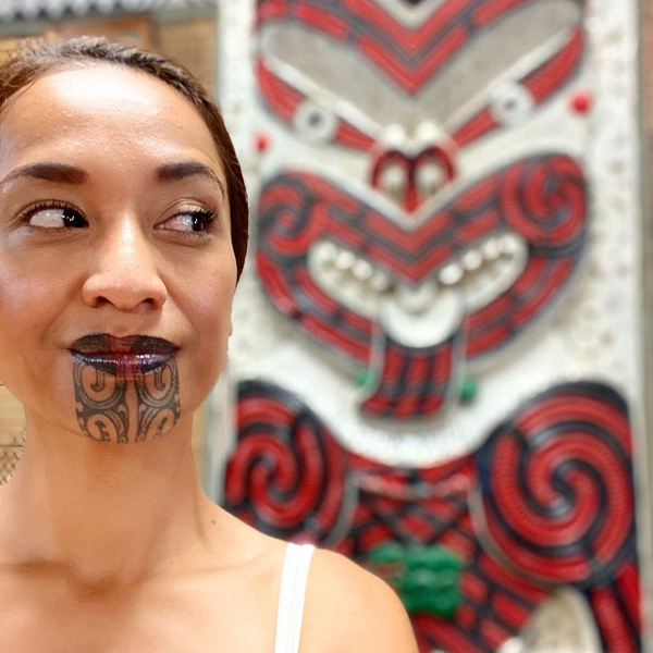 Фото №3 - Это Орини Кайпара и она первая в мире телеведущая с татуировкой на лице!